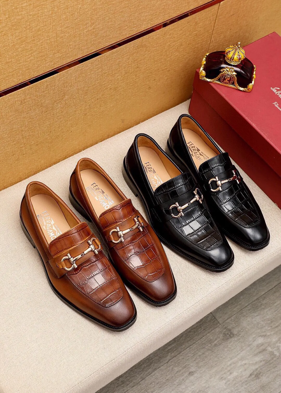 Men's shoes 💰460 💐 Product trademark: Ferragamo "Ferragamo" casual leather shoes Regular size: 38-44 (45.46.47🉑️Customized) Product materials: Selected imported first-layer calfskin embossed upper + luxury hardware buckle, imported water-dyed cow leather lining. Strong three-dimensional visual effect, original outsole color: 2 colors available